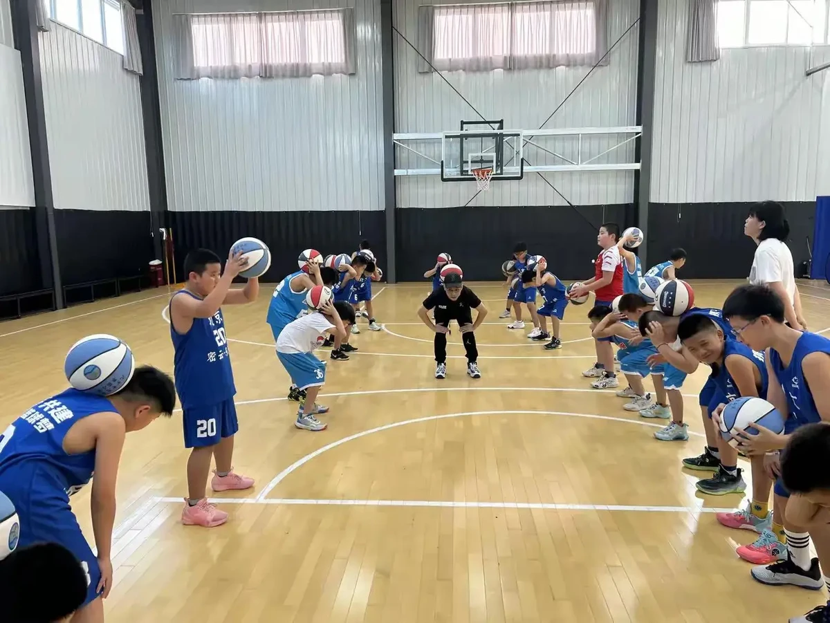 为什么篮球夏令营能提升孩子的篮球技能?
